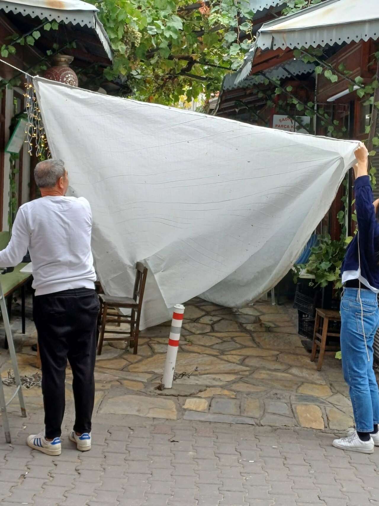 Muğla Arastası’nda İş Yine Esnafa Düştü: Yağmura Karşı Brandalı Önlem 4